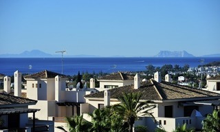 Appartementen te koop op wandelafstand van alle voorzieningen en Puerto Banus en zeezicht in Nueva Andalucia, Marbella 1148 